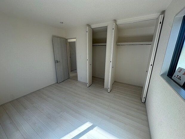 【洋室(約7帖)/1号棟】収納力のあるクローゼットが設置されているので、空間を広く使えそうです。