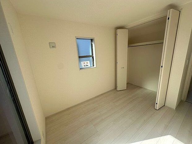 【洋室(約5.25帖)/1号棟】クローゼット内には枕棚が備わっているので、上部空間まで有効活用できます。