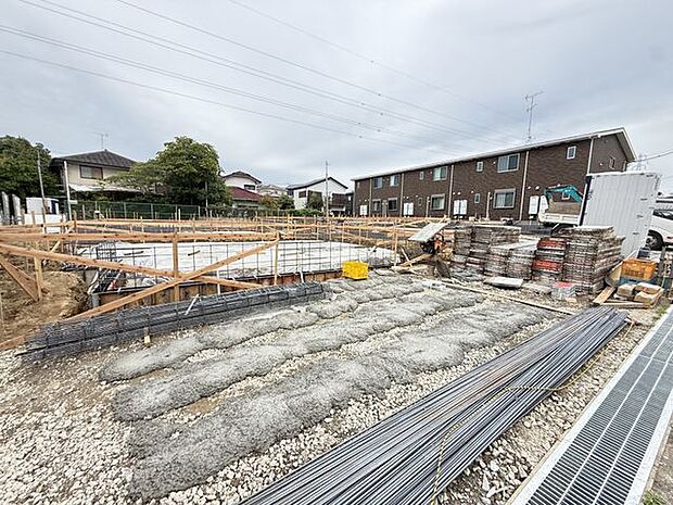 【現地写真】1号棟は、幅員約6.0mの北側道路に面しています。LDKやバルコニーは、道路からの視線が気になりにくい南側に配置されています。