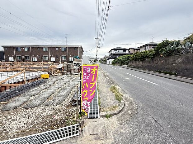 【現地写真】セブンイレブン木更津真舟店、木更津真舟郵便局まで徒歩5分(約366m)。ちょっとした用事を手軽に済ませることができ、便利です。