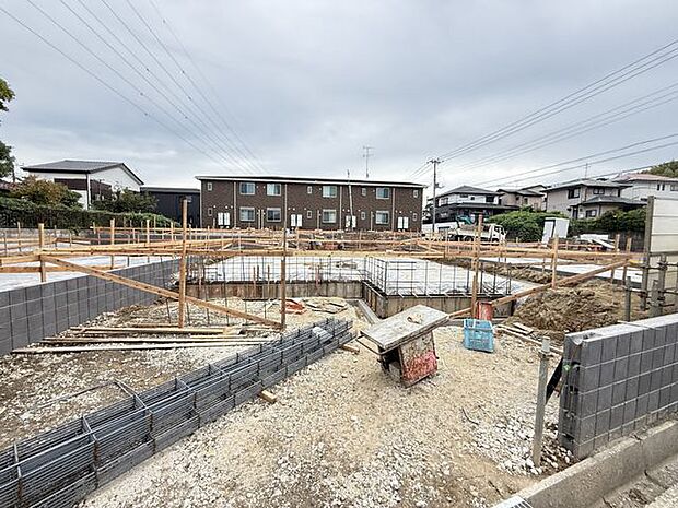 【現地写真】現在建築中、2026年1月下旬完成予定。周辺の交通量や実際の日当たりなど、現地のご見学が可能です。