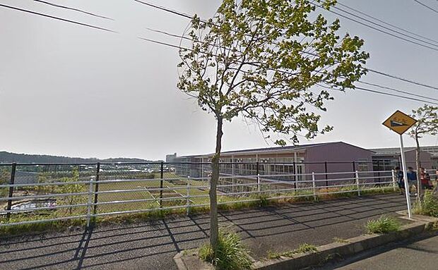 木更津市立真舟小学校 徒歩11分。学校教育目標「自分の力で考え、行動する児童の育成」〜社会の中でより良く生きていける力を育てる〜」。 880m