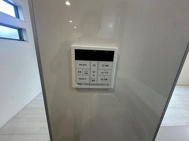 【給湯器リモコン/1号棟】キッチンにいながら、浴室のお湯はりや追い焚きなどの操作ができ便利です。