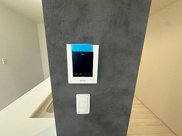 【TVモニター付インターホン/1号棟】来訪者を画像と音声で確認してから対応でき、お子様の留守番の際も安心です。