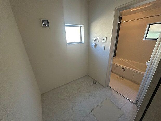 【ランドリールーム/1号棟】洗濯機置場が設けられたランドリールーム兼脱衣室です。