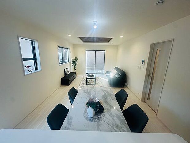 【キッチン/4号棟】料理の配膳や後片付けの動線も、カウンターを経由すればスムーズ。ご家族とコミュニケーションを取りやすい仕様です。※家具調度品等は販売価格に含まれません。