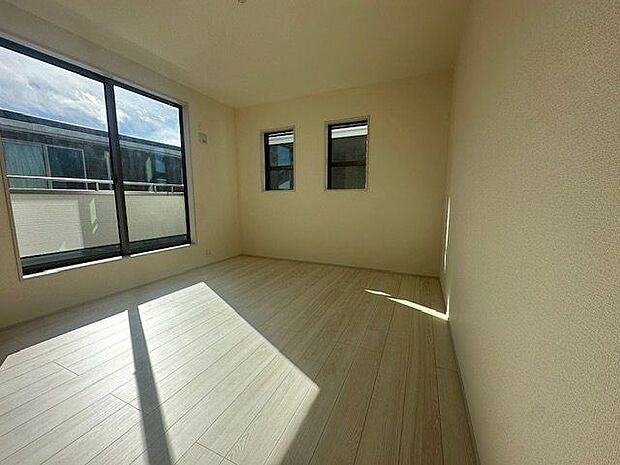 【洋室(約7.5帖)/4号棟】洋室の中で一番広い約7.5帖の洋室は、主寝室におすすめ。バルコニーへの出入りが可能です。