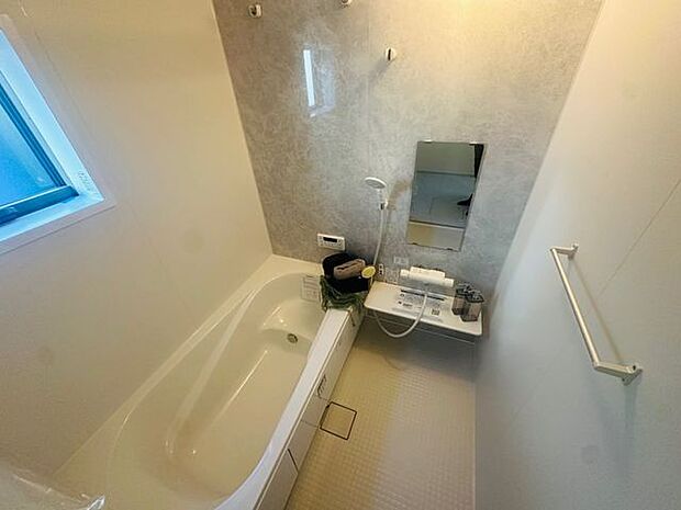 【浴室/4号棟】アクセントパネルが施され、落ち着いた雰囲気。窓が設けられているので、採光&自然換気が可能です。※家具調度品等は販売価格に含まれません。