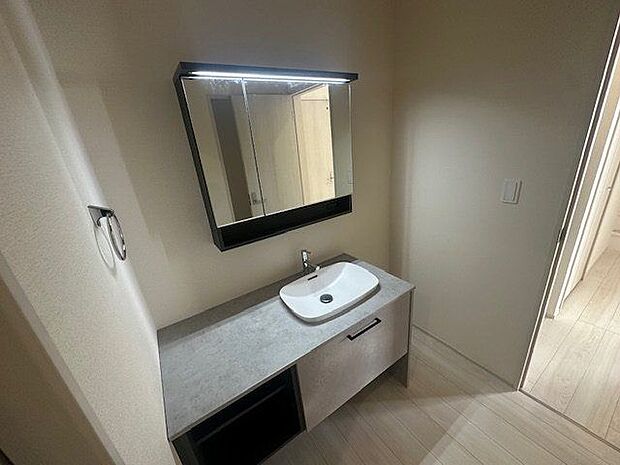 【洗面室/4号棟】スタイリッシュなデザインの洗面化粧台です。カウンター下に収納スペースが設けられています。