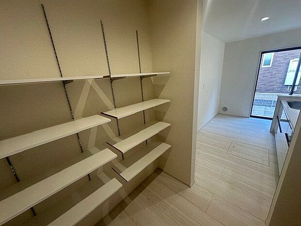 【パントリー/4号棟】可動棚が備わったパントリー。食品ストックや調理家電などをすっきりと収納できます。