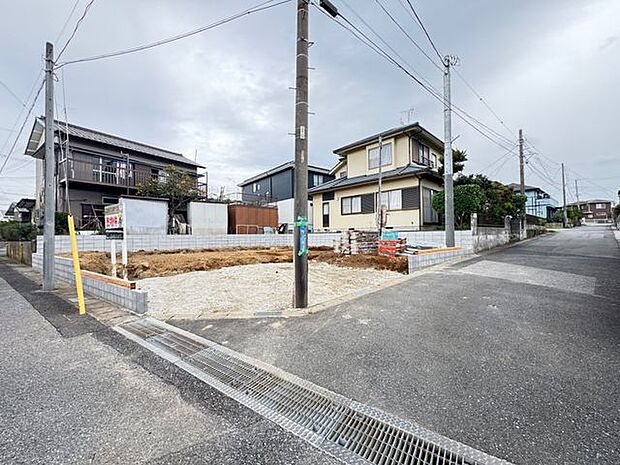 【現地写真/1号棟】前面道路は幅員5.0m以上あり、車の出入りもスムーズに行えます。2方向に接道の為、開放的な立地が魅力です。