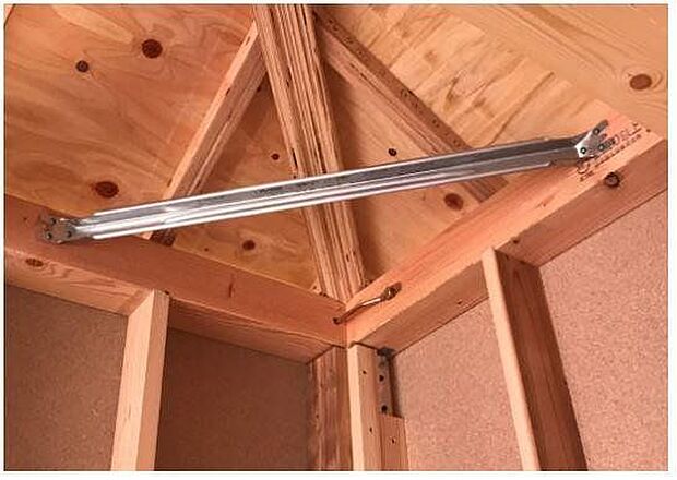 【耐震金物】◆構造材をつなぎとめる接合部には「耐震金物」を採用。基礎・土台・柱など接合部ごとに適材適所な耐震金具を選び、構造体をしっかりと緊結します。