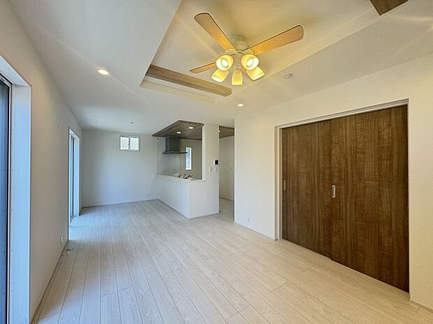 【LDK/施工例】折り上げ天井やポップアップ天井が採用された、デザイン性の高い内装です。※実際とは異なる場合があります。