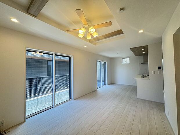 【LDK/施工例】2箇所の掃き出し窓から、あたたかな陽光が注ぐファミリースペースです。※実際とは異なる場合があります。