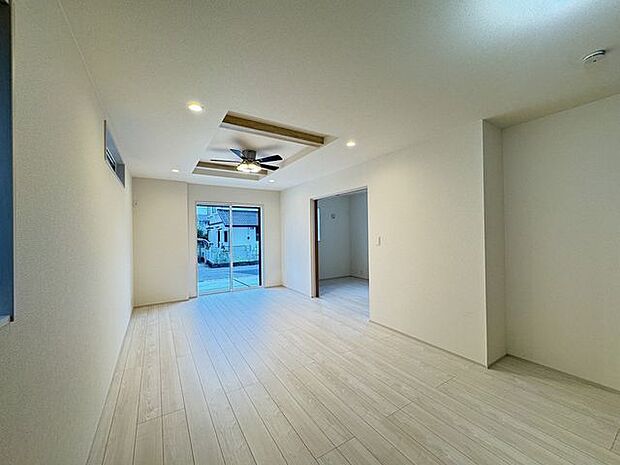 【LDK/施工例】淡色でまとめられた、明るい内装デザインです。※実際とは異なる場合があります。