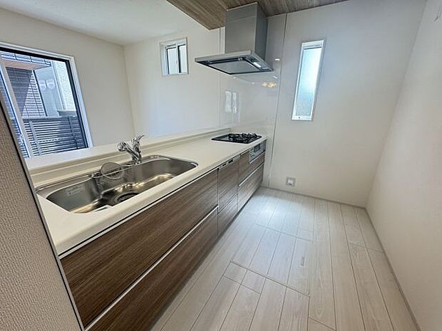 【キッチン/施工例】保存食やストック類などの収納に便利な床下収納付きです。※実際とは異なる場合があります。