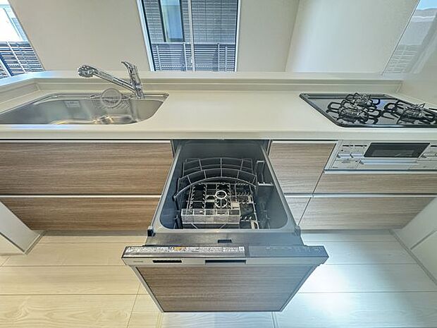 【キッチン/施工例】家事の時短に役立つ食器洗浄乾燥機が搭載されています。※実際とは異なる場合があります。