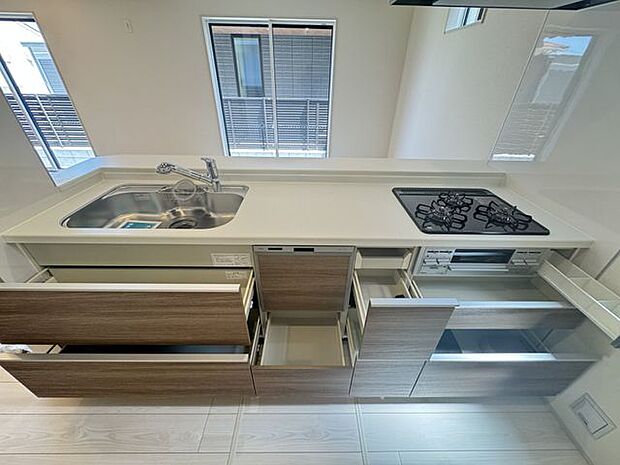 【キッチン/施工例】下部の収納は使い勝手の良いスライド式です。※実際とは異なる場合があります。