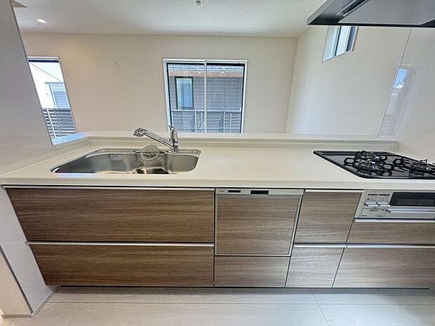 【キッチン/施工例】対面式なので、料理の配膳や後片付けもスムーズに行えそうです。※実際とは異なる場合があります。