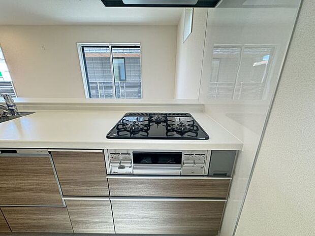 【キッチン/施工例】同時に複数品を調理できるグリル付き3口コンロです。※実際とは異なる場合があります。