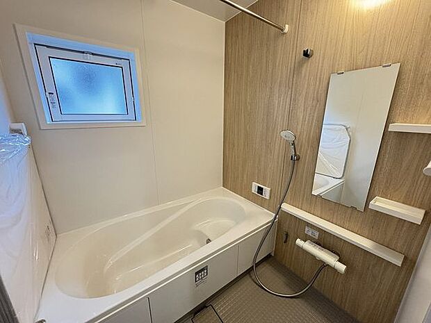 【浴室/施工例】バスタブはベンチタイプ。半身浴をしたり、ご高齢の方や小さなお子様が入浴したりする際に役立ちます。※実際とは異なる場合があります。