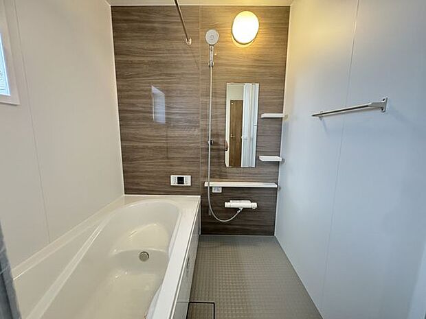 【浴室/施工例】木目調のアクセントパネルで落ち着いた印象の浴室です。※実際とは異なる場合があります。