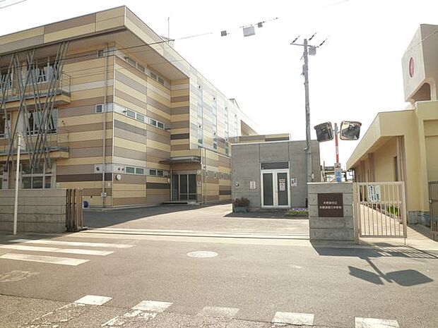 木更津市立木更津第三中学校 徒歩5分。サッカー部や野球部、吹奏楽部などの部活動も盛んで、文武両道な3年間を送れそうです。 400m