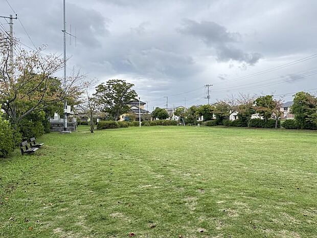 鶴ケ丘公園 徒歩3分。小さなお子様を連れて歩ける距離です。滑り台・ブランコ・鉄棒などの遊具が設置されています。 180m