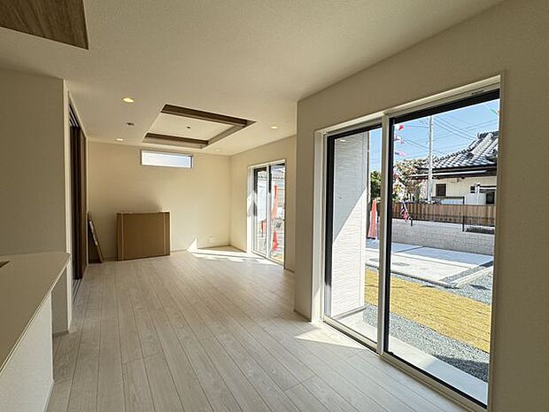 【LDK/5号棟】3面採光が確保されています。大きな窓からたっぷりの陽光が差し込む明るいLDK♪心地良い空間で寛ぎの時間をお過ごしいただけます。