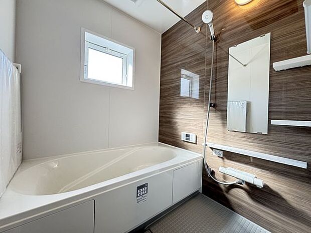 【浴室/5号棟】多用途に重宝する浴室乾燥機付きの浴室です。雨天時や花粉時期などの洗濯物乾燥などにも便利!