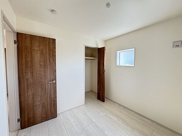 【クローゼット/5号棟】約4.5帖の洋室に備わっているクローゼットです。枕棚・ハンガーパイプ付きで、衣類や帽子など、皺を避けたい荷物や重ね積みしたくない荷物などの収納に便利!