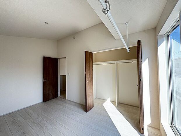 【洋室(約6.75帖)/5号棟】勾配天井が採用された、開放感たっぷりな洋室です。容量豊富なクローゼットや室内物干が設置されており、主寝室などにもオススメ!