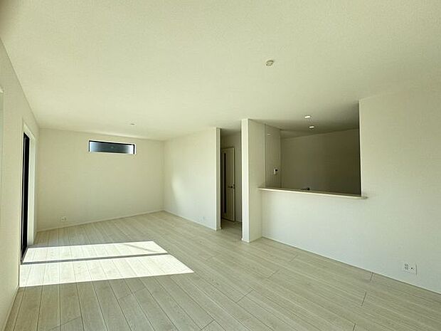 【LDK/同仕様】ナチュラルな色合いのフローリングと白いクロスのLDK。シンプルな住空間で、お好みのインテリアを楽しめそうです。※実際とは異なる場合があります。