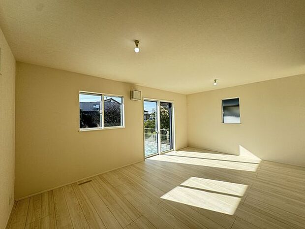 【LDK/1号棟】ナチュラルな色合いのフローリングと白いクロスのLDK。シンプルな内装なので、お好みのインテリアを自由に楽しめそうです。