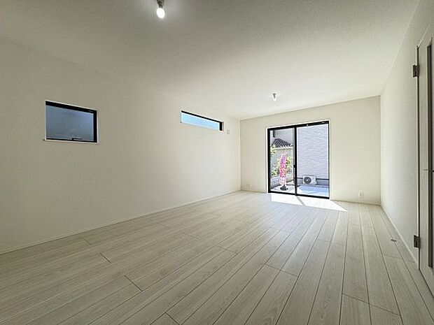 【LDK/施工例】南向きの掃き出し窓からは自然光が入り、室内を明るく照らします。※実際とは異なる場合があります。