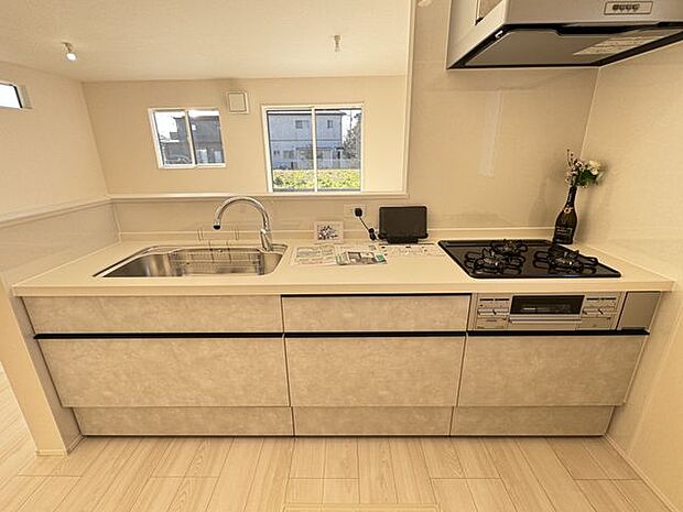 【キッチン/1号棟】キッチンに備わったガスコンロは3口タイプ。調理の段取りがスムーズに行えるほか、複数の同時調理が可能です。