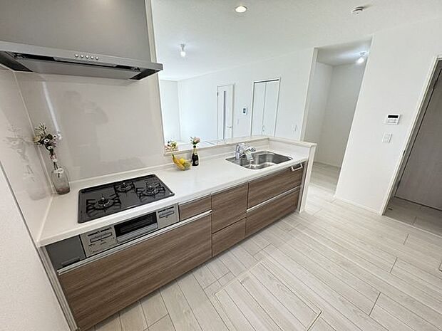 【キッチン/施工例】ガスコンロは3口あるので、複数の同時調理が可能です。※実際とは異なる場合があります。