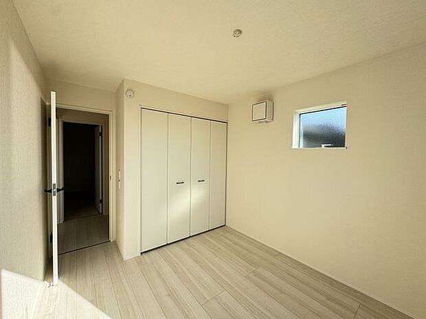 【洋室(約5.28帖)/1号棟】南面バルコニーに面した明るい洋室です。ゆったりサイズのクローゼットが設置されています。