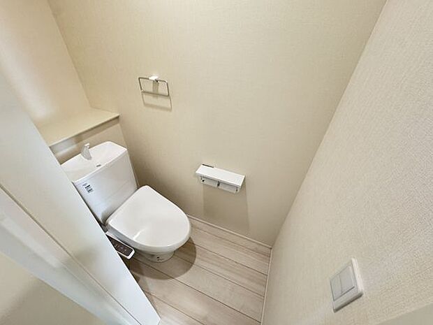 【2階トイレ/1号棟】年間を通して快適に使用できる、温水洗浄便座が備わったトイレです。手洗いタンク付きで、使用後すぐに手を洗うことができます。