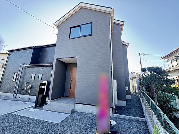 【外観/1号棟】南向きで日当たり・風通しのよい立地。落ち着いた色調の外観が印象的です。周辺環境と合わせて、ぜひ現地をご見学ください。