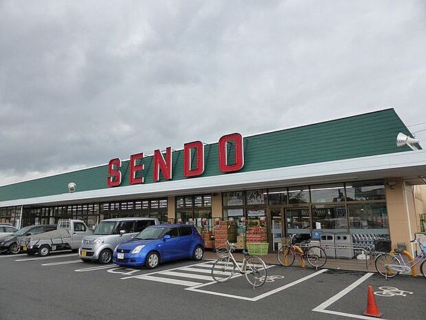 せんどう島野店 徒歩10分。営業時間/9:30〜21:00。駐車場130台有。生鮮食品やお酒などのお取り扱いがあります。 800m