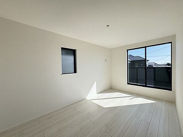 【洋室/施工例】2面採光で明るく、換気のしやすい洋室です。※実際とは異なる場合があります。