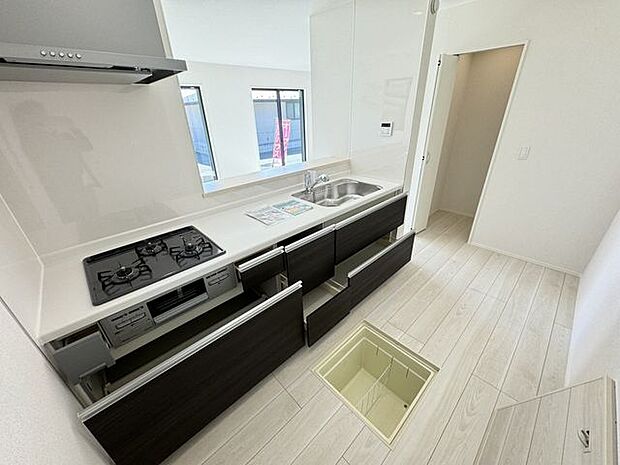 【キッチン/施工例】カウンター下部は収納スペースですので、キッチングッズや食器などを収納することができます。床下収納有。※実際とは異なる場合があります。