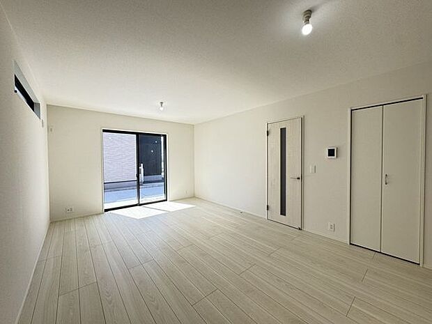 【LDK/同仕様】ナチュラルな色合いのフローリングと白いクロスのLDK。シンプルな住空間で、お好みのインテリアを楽しめそうです。※実際とは異なる場合があります。