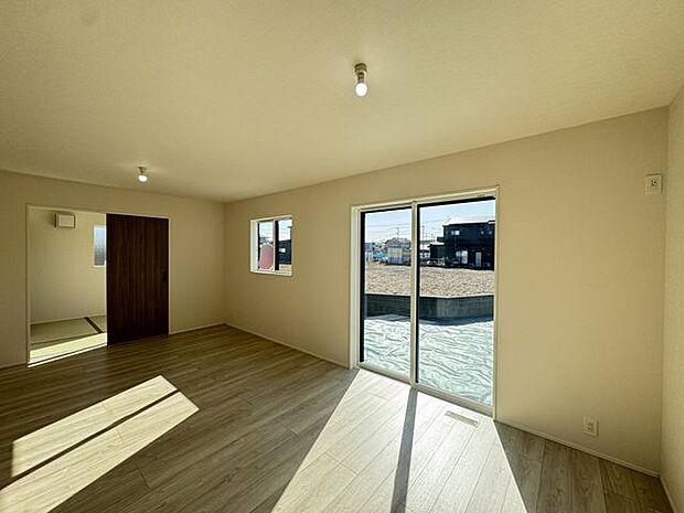 【LDK/2号棟】南側と西側に窓が設けられたLDK。光と風にあふれる空間は、ご家族のお気に入りの場所になりそうです。