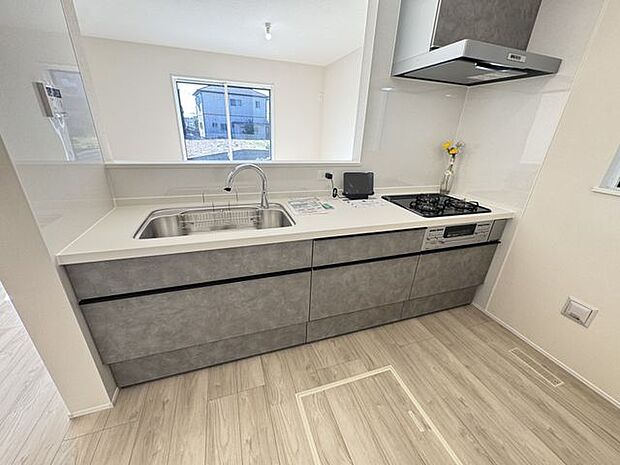 【キッチン/2号棟】キッチンに備わったガスコンロは3口タイプ。調理の段取りがスムーズに行えるほか、複数の同時調理が可能です。