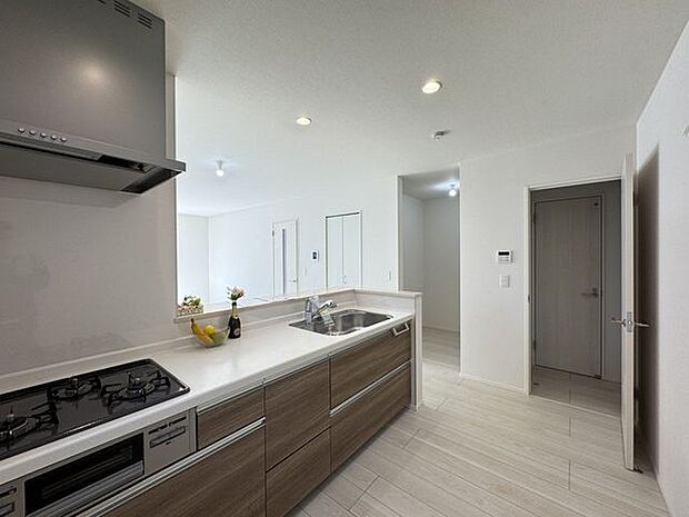 【キッチン/同仕様】ご家族と会話しながら作業できる対面式キッチンです。配膳などに便利なカウンター付きです。※実際とは異なる場合があります。