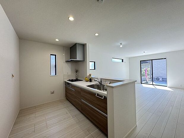 【キッチン/同仕様】グリル付きの三口ガスコンロが搭載されています。調理を効率良く行え、レパートリーも増えそうです。※実際とは異なる場合があります。