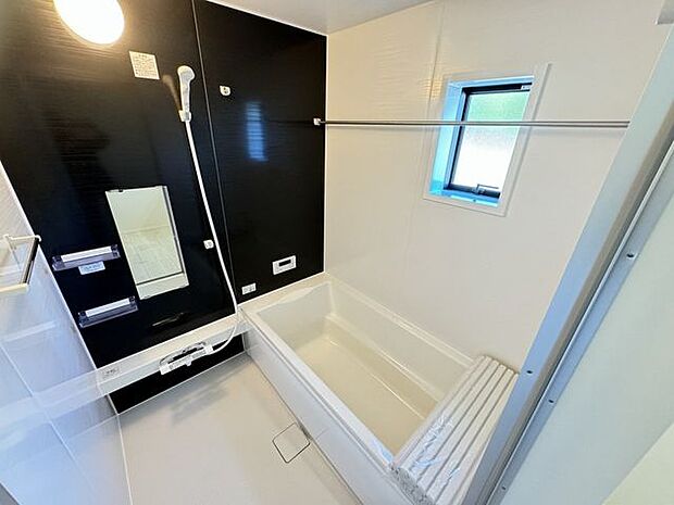 【浴室/施工例】窓が付いているので、明るい浴室です。ハンガーパイプ付きですので、洗濯物を干すことができます。雨の日や花粉の季節などに重宝しそうです。※実際とは異なる場合があります。