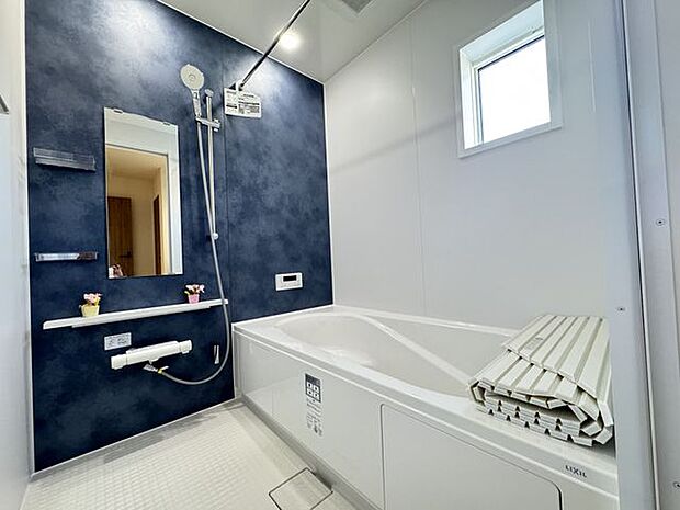 【浴室/2号棟】窓が設けられているので、自然換気が可能。ハンガーパイプが備わり、洗濯物を干すことができます。